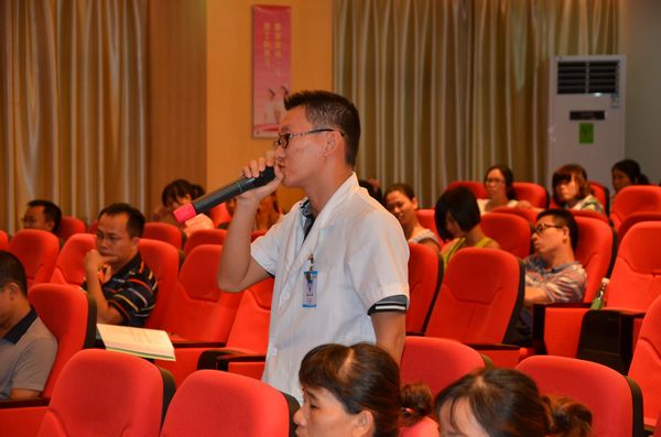 重庆医科大学附属第一医院王济明教授在我院举办二甲复审培训班